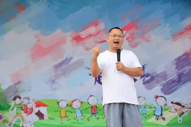 廣東博皓公司總經理、鷹之家班主任尹總，為我們本次運動會致開幕詞