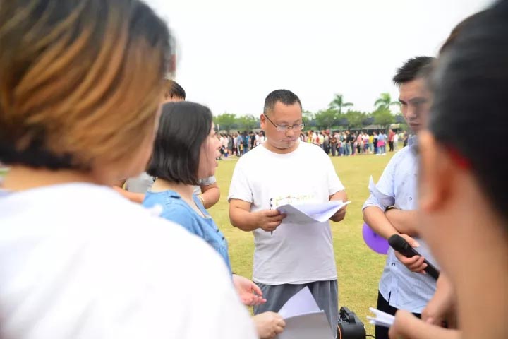 口哨發(fā)令、旗幟落下，比賽的完美呈現，離不開裁判員的辛苦付出，低調是他們的代名詞