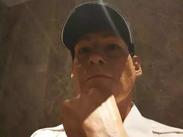 凌厲的眼神流轉，目光如炬，手掌的青筋清晰暴出，歲月的紋路無情橫亙——樹脂雕塑《站崗》
