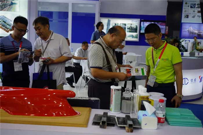 廣東博皓團隊耐心為不斷前來領取資料有意咨詢的賓客進行耐心講解，始終堅持用專業(yè)的技術知識為客戶提供最優(yōu)的解決方案-1