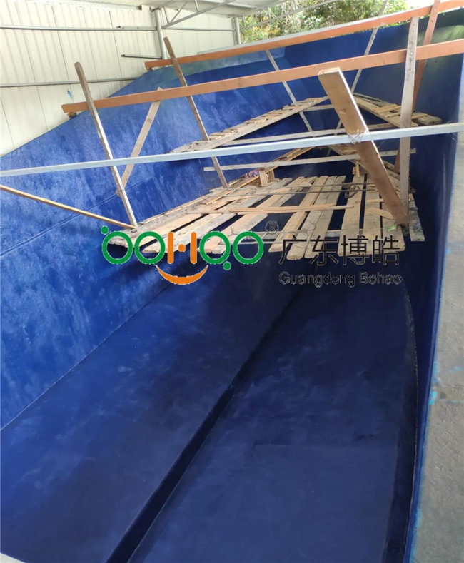 將玻璃鋼模具清洗干凈，打上脫模蠟 施涂船體膠衣